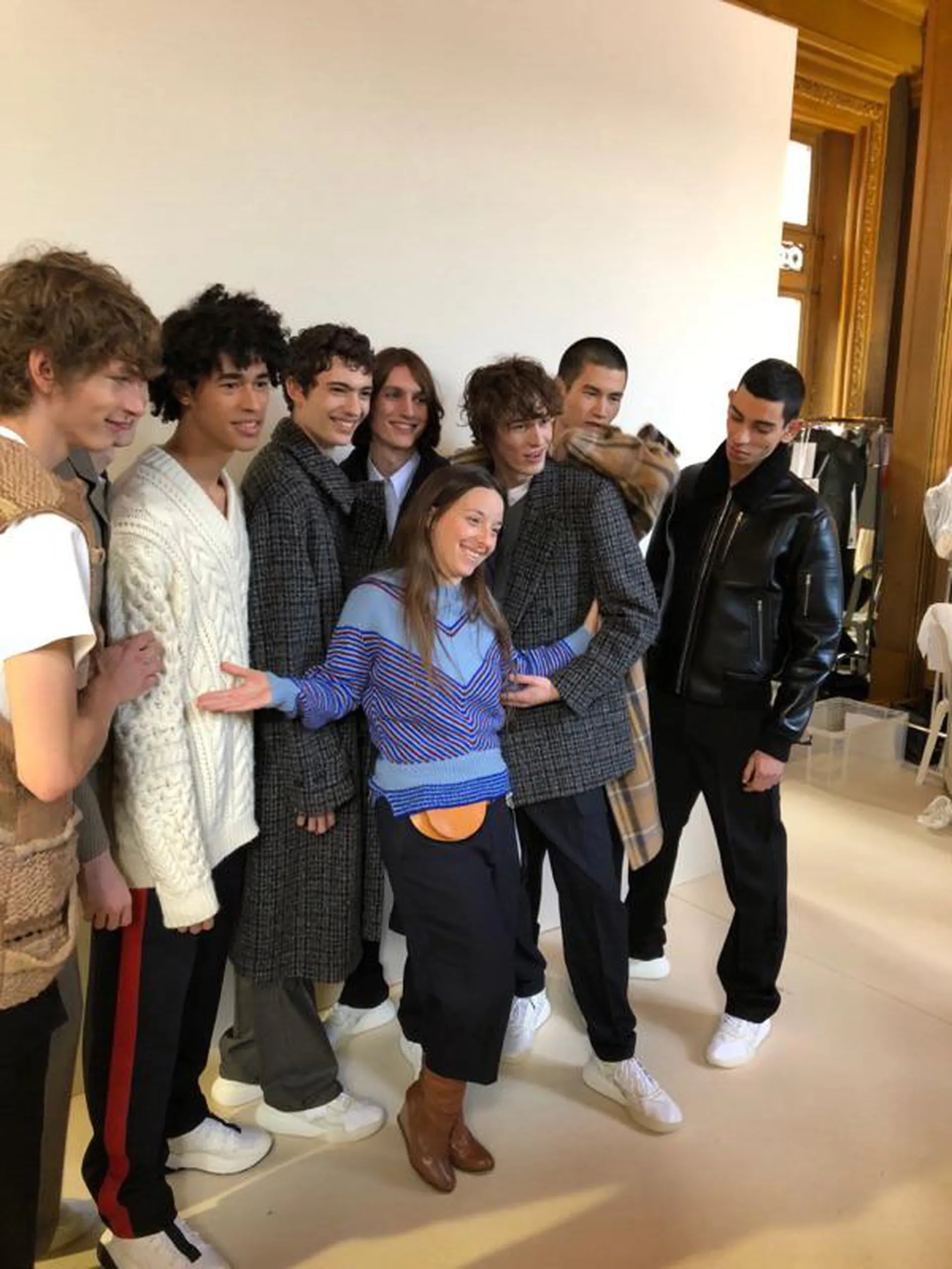 Verónica Potocko posa divertida junto al staff de modelos masculinos que protagonizaron la campaña de Stella McCartney