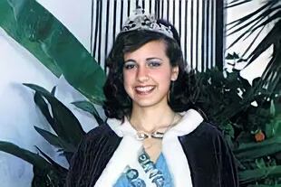 En 1979, en San Salvador de Jujuy, Daniela Cardone se convirtió en la Reina de la Fiesta Nacional de los Estudiantes, uno de los concursos más importantes del país.