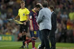 Messi se retira y Martino lo mira