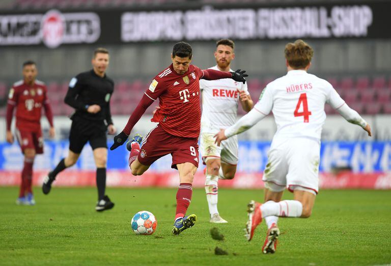 Con tres goles de Lewandowski, el  Bayern se impuso ante Colonia por 4-0 y bate récords