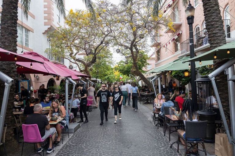 Ya sea de día o por la noche, Española Way es una escala obligada para quienes visitan Miami