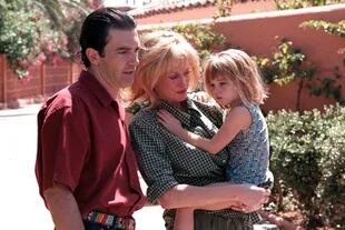 En esta imagen de 2000, Antonio Banderas y Melanie Griffith posan con su hija, Stella María del Carmen, en su hogar familiar de Marbella