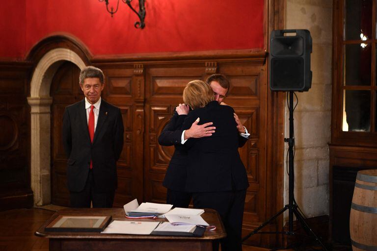El abrazo entre Emmanuel Macron y Angela Merkel tras entregarle la Gran Cruz de la Legión de Honor