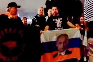 Otra polémica: el padre de Djokovic posó con seguidores de Putin que llevaban símbolos bandera pro-guerra