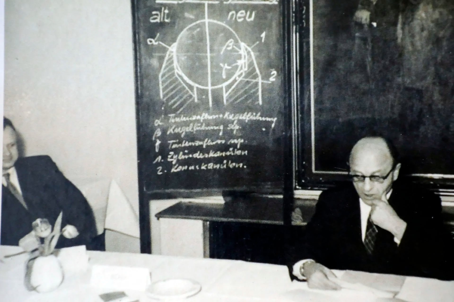 Ladilao Biro durante una presentación de su invento más conocido: la birome. Detrás suyo, en la pizarra, un dibujo del funcionamiento de la bolilla