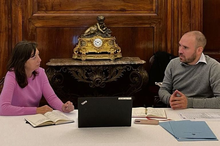 El ministro de Economía, Martín Guzmán, y la funcionaria del FMI Julie Kozack en un reciente encuentro en Roma.