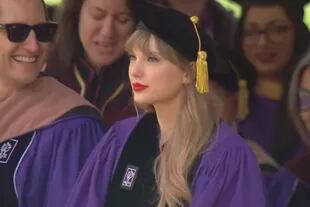 Taylor Swift junto al resto de los graduados de la Universidad de Nueva York