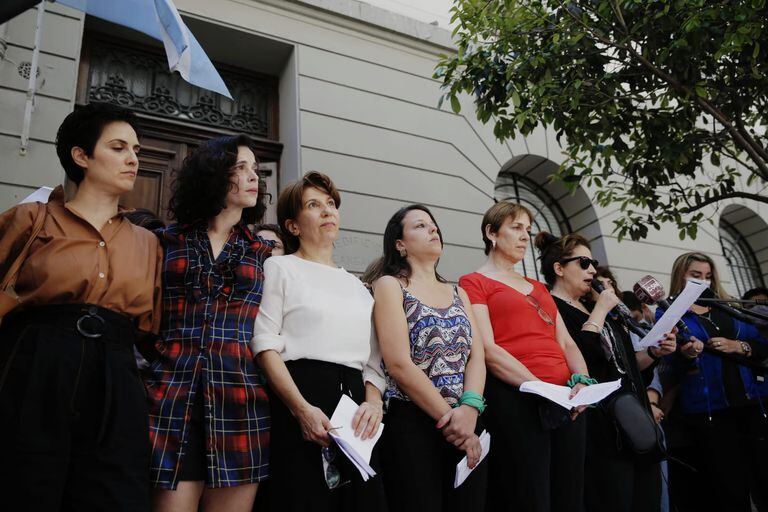 Integrantes del colectivo Actrices Argentinas leyeron un comunicado frente a UFEM