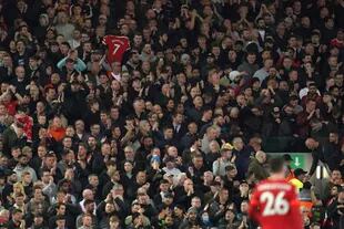 Hinchas de Liverpool aplauden en el minuto 7 en apoyo a Cristiano Ronaldo y su familia durante el partido que disputaron Liverpool y Manchester United