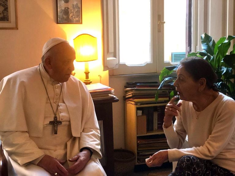 El Papa se “escapó” del Vaticano para visitar a una sobreviviente del Holocausto