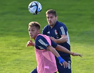 FLORENCE, ITALY - MARCH 21: Rafael Toloi and Mateo Retegui of Italy in action during a training session at Centro Tecnico Federale di Coverciano on March 21, 2023 in Florence, Italy. (Photo by Claudio Villa/Getty Images)