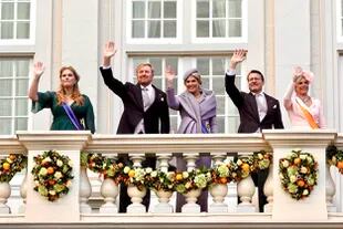 As Is The Tradition, As They Always Did In The Parliament House, The King And Queen Went To The Balcony Of The Royal Theater To Greet The Public.  He Was Accompanied By Crown Princess Amalia, Princess Laurentian And Prince Constantine.