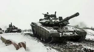 En esta captura tomada de un video proporcionado por el Servicio de Prensa del Ministerio de Defensa de Rusia el miércoles 26 de enero de 2022, un tanque ruso rueda durante un ejercicio militar en un campo de entrenamiento en la región de Rostov, Rusia. 
