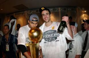 Manu Ginóbili junto a Tony Parker en el vestuario donde festejaron locamente el título de la NBA