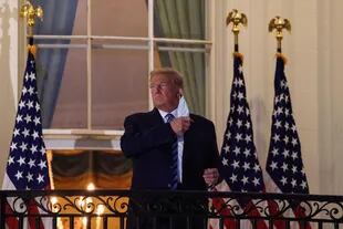 El momento en que Trump se saca el tapabocas, ayer en la Casa Blanca