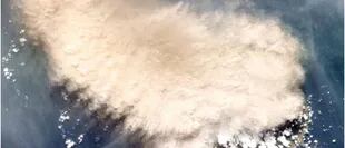 Imagen satelital de los momentos posteriores a la erupción del volcán La Soufrière el viernes