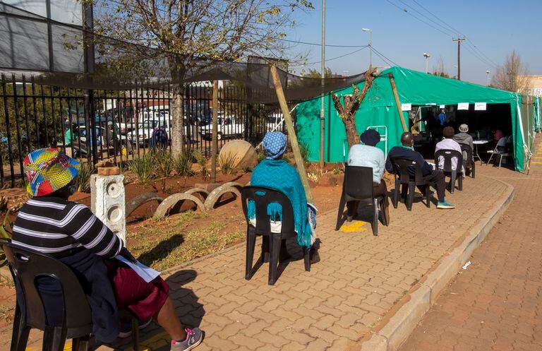 Jubilados esperan a ser vacunados contra el COVID-19 afuera de una clínica en Johannesburgo, Sudáfrica, el lunes 24 de mayo de 2021. (AP Foto/Themba Hadebe)