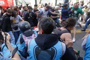 Así fueron los enfrentamientos entre manifestantes y la Policía en Diagonal Norte
