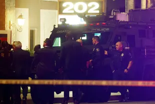Policías y testigos del reciente tiroteo sucedido en un edificio de oficinas del condado de Orange, en California
