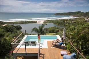 En Villa Gardena, en Praia do Rosa, las habitaciones tienen vista al mar.