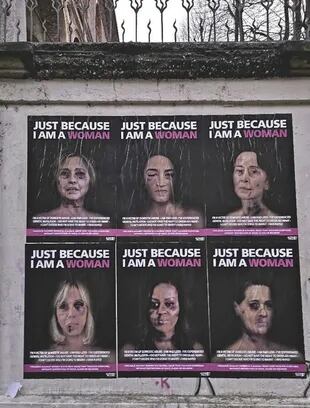 En la Universidad de Milán aparecieron los afiches de las mujeres más poderosas del mundo político, golpeadas: "Quise decir que ninguna está a salvo de la violencia machista", explicó Palombo, el artista