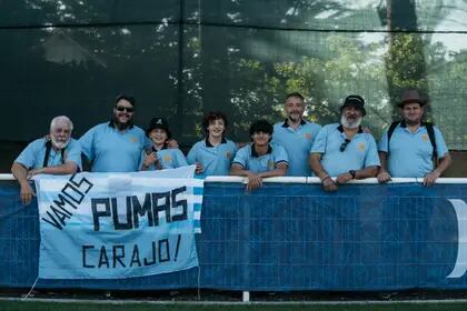 Un grupo de viajeros argentinos, en el entrenamiento de los Pumas