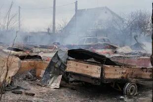 Escombros de una casa tras el bombardeo ruso en las afueras de Kiev, Ucrania, el jueves 24 de febrero de 2022. Rusia desató el jueves una serie de ataques aéreos y con misiles contra instalaciones ucranianas en todo el país. (Foto AP/Efrem Lukatsky)