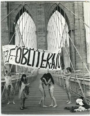 Happening anti-guerra en el Brooklyn Bridge de Nueva York, 1968
