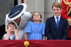 Los gestos del príncipe Louis junto a la reina Isabel durante el Jubileo que se hicieron virales