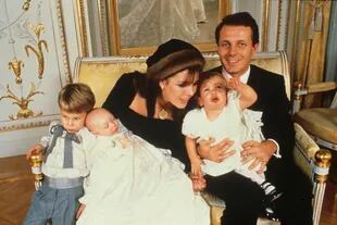 Momento feliz: la princesa junto a su marido, Stéfano Casiraghi y sus tres hijos, posando para una foto oficial