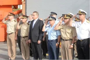 El ministro Agustín Rossi se reúne todos los días con los jefes militares para coordinar la ayuda