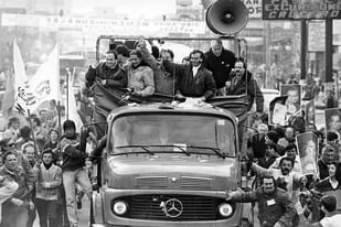 El célebre Menemóvil, con el que recorrió el país durante la campaña interna del PJ en 1988. A su derecha, Pierri, Toledo y Duhalde
