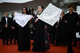 Flechner junto a otras dos mujeres, sosteniendo pañuelos blancos que hacen referencia a la lucha de las Abuelas y Madres de Plaza de Mayo