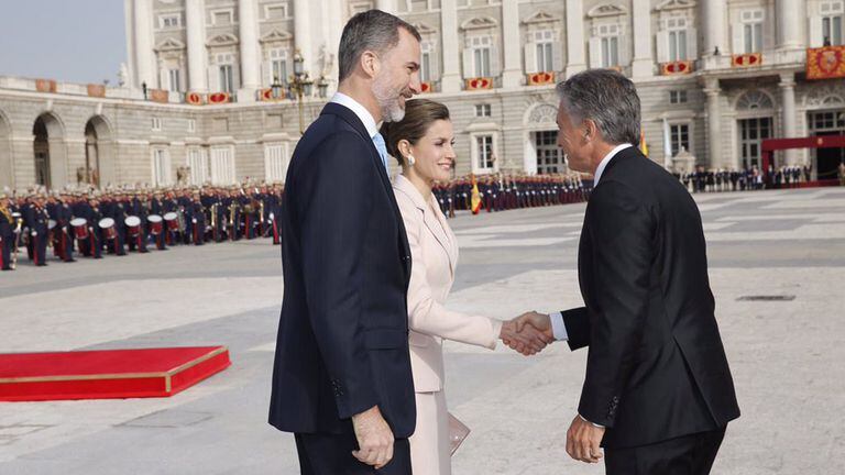 Los reyes de España dieron la bienvenida a Mauricio Macri con honores militares