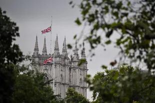 Una bandera de la Unión ondea a media asta en lo alto de la Abadía de Westminster, el 9 de septiembre de 2022, un día después de la muerte de la reina Isabel II a la edad de 96 años