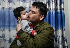 Vio a un bebé abandonado en el aeropuerto de Kabul, lo sumó a su familia y cinco meses encontró a los padres