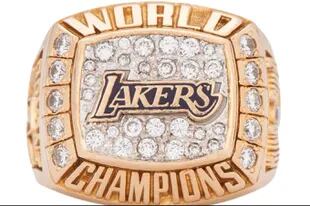 El anillo de campeón de Lakers en la temporada 1999/2000 es una de las piezas más importantes