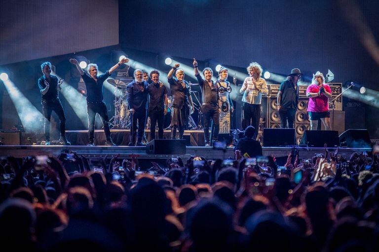 La despedida del show, con los integrantes de Soda Stereo, su banda y los invitados en el escenario