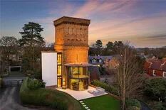Transformaron una antigua torre de agua en una increíble casa de tres pisos