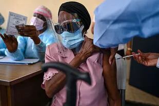 Una anciana es inoculada con la vacuna de Pfizer-BioNTech contra el Covid-19, en el Parque Torrijos Carter de la Ciudad de Panamá, el 26 de febrero de 2021