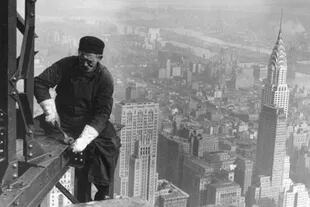 La construcción del edificio Empire State, en Nueva York. A la derecha, el rascacielos Chrysler