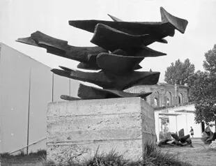Escultura de Alicia Penalba, la primera artista argentina que expuso en Kassel, en la tercera edición de Documenta (1964)