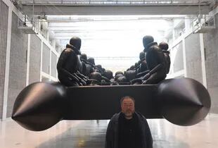 LEY DE VIAJE. El bote inflable de setenta metros de largo que exhibe en Praga hace alusión al drama de los refugiados, que inspira sus obras más recientes. En Venecia estrenará un documental sobre el tema