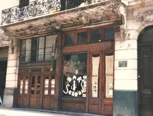 En un principio el Bar se encontraba ubicado en la Calle 25 de mayo, pero por disposiciones municipales tuvieron que mudarse.