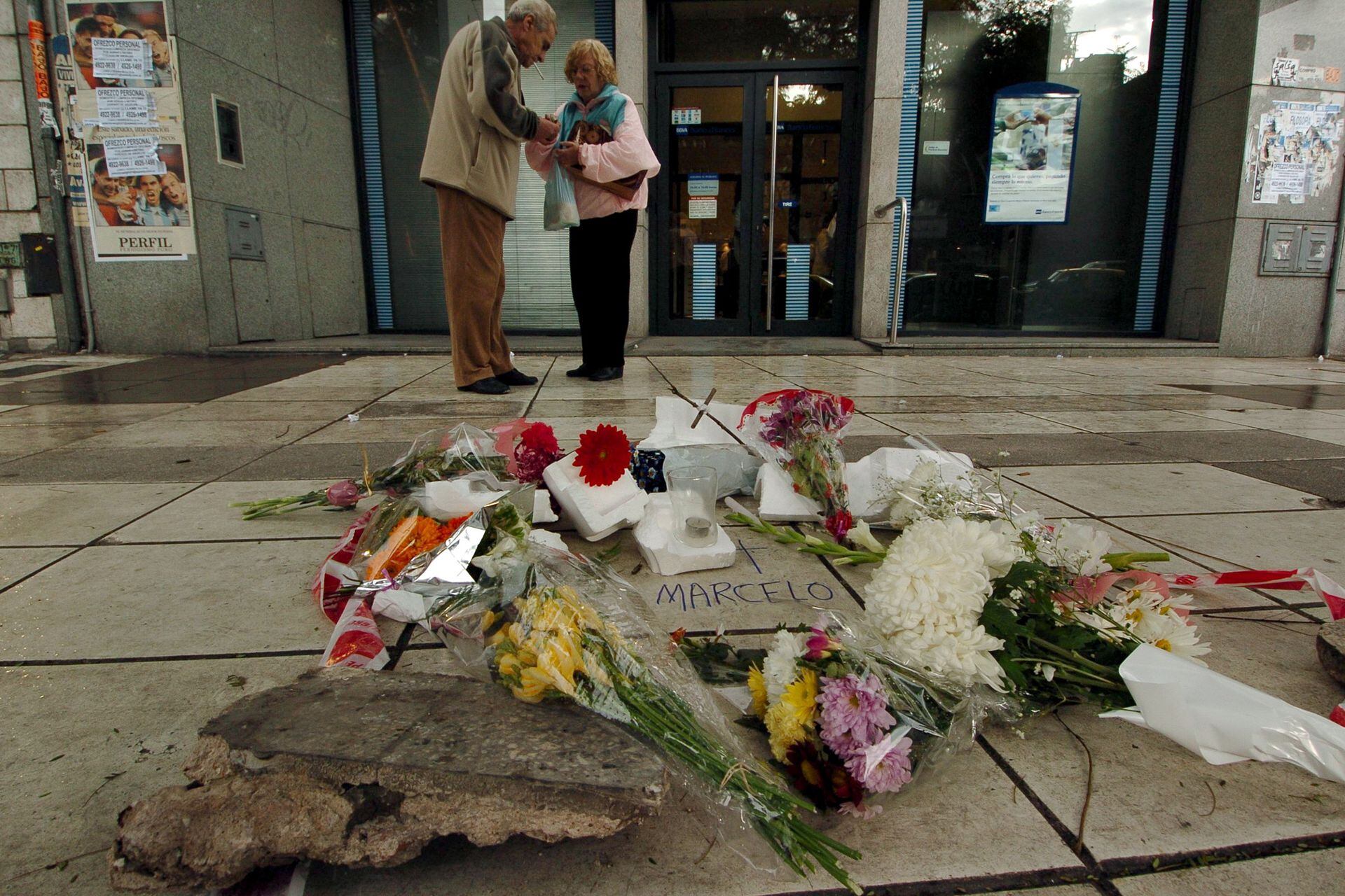 Ofrendas florales en el sitio del asesinato de Alfredo Marcenac