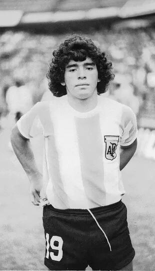 Diego y su debut: la melena enrulada, el rostro que delata los 16 años y el número 19