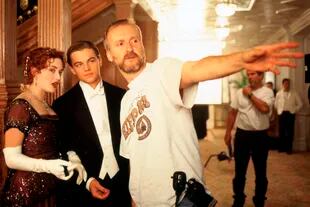 Un joven James Cameron les da indicaciones a Kate Winslet y Leonardo DiCaprio durante el rodaje de Titanic