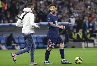 Un espectador invade el campo de juego y corre hacia Lionel Messi durante el partido que disputan el PSG y el Olympique de Marsella.
