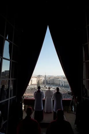 El Papa, ayer, al dar su bendición en la Plaza San Pedro