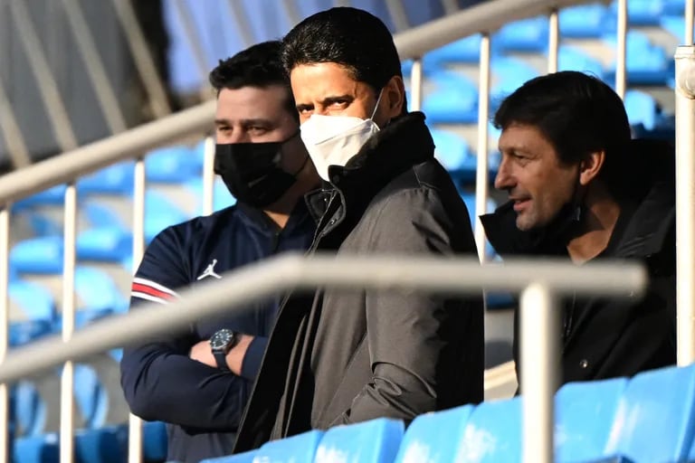 El entrenador argentino del Paris Saint-Germain, Mauricio Pochettino, junto con Nasser Al-Khelaifi y el director deportivo brasileño Leonardo, en el estadio Santiago Bernabéu de Madrid